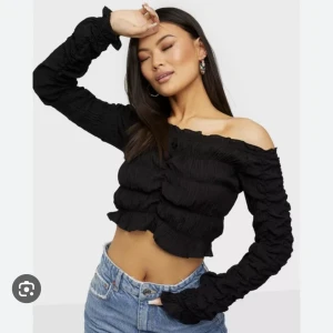 Svart topp - Säljer denna snygga offshoulder topp från Nelly! Använd en gång och i superbra skick, säljer pga flytt🩷