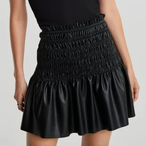 PU kjol  - Kjol i PU från Gina Tricot. Väl använd men i bra skick. Den är stretchig då den har smock upptill så skulle kunna passa som L också men det beror på hur man vill att den ska sitta.  Köptes för 399 och säljs för 100 kr <3