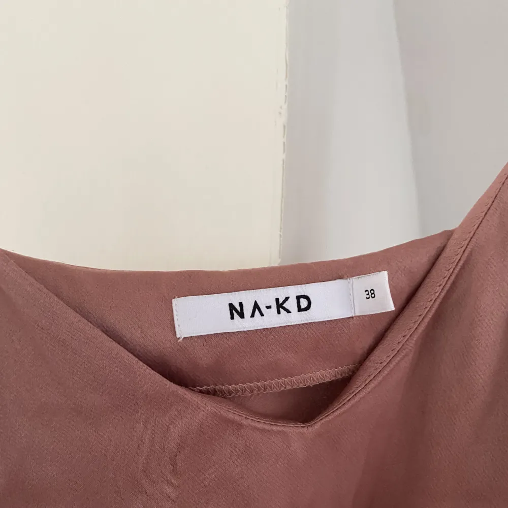Gammelrosa silkesklänning i kroppsnära passform. Från NAKD  70kr + frakt 📦 . Klänningar.