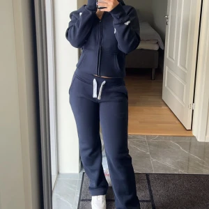 Set  - Säljer detta set från Russerdress som är HELT NYTT. Köpte hem två sett, ett i storlek S och ett i XS men valde att behålla storlek S. Köpte det för 1400kr.