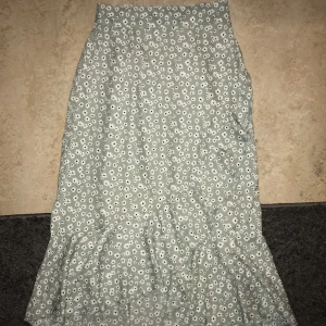 Kjol - Jag säljer denna pågrund av att den blivit för liten i midjan,  Den är tajtare i midjan och lite länge i modellen den går ner till smalbenet och har ett fint snitt vid framsidan 