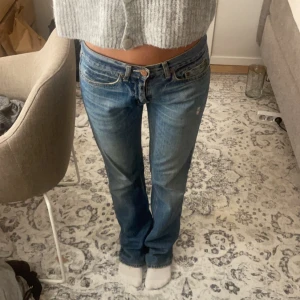 Acne jeans - Blå, lågmidjade jeans ifrån acne. Supersnygga!! Skriv för fler bilder ☺️