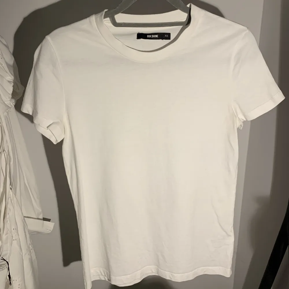 Helt oandvänd T-shirt från Bik bok i XS, köptes för 179 kr. T-shirts.