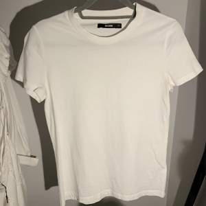 Helt oandvänd T-shirt från Bik bok i XS, köptes för 179 kr