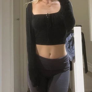 Svart topp - Säljer denna svarta figurnära toppen då jag nyligen köpt en liknande! Passar xs-m då den anpassar sig efter kroppen. Skriv för fler bilder💕