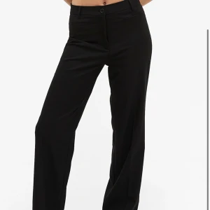 Kostymbyxor  - Jättesköna kostymbyxor från monki. Använda men inga synliga tecken på användning.  Nypris 350, säljer för 150