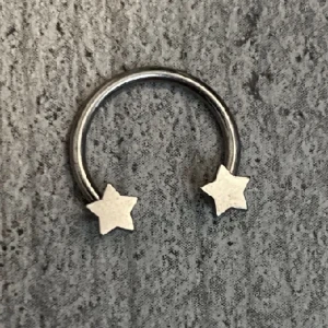percing med stjärna  - stjärn percing helt oanvänd, köpte denna för jag trodde min var borta men sen hitta jag min så jag behöver inte två av samma 