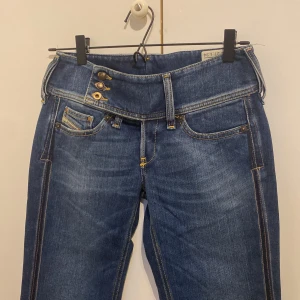 Low Rise Bootcut Diesel Jeans❣️ - Superfina utsvängda Disel jeans, Plagget är helt oanvändt och har inga defekter💕 Notera att frakten inte ingår i priset! Passar för storlekar W27 och även W26! (Nypris: 1000kr)  Kontakta mig för frågor om mått och intresse❣️