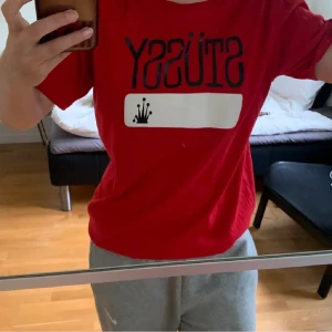 Röd stüssy tshirt - En röd stussy tshirt, superbra skick men används inte! 