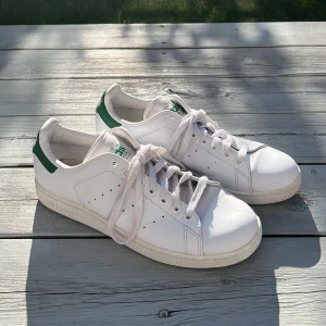 Stan smith skor herr - Fräscha stan Smith skor som knappt är använda. Dessa skor är en lite äldre modell! Nypris 1100. Skriv för fler bilder/funderingar💚💚💚