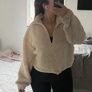 Teddy tröja  - Teddy tröja som går att dra åt i midjan , bra skick 🩷🩷