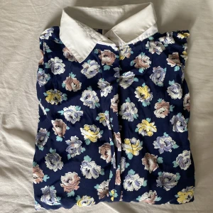 Skjorta  - Blommig skjorta köpt på second hand! 