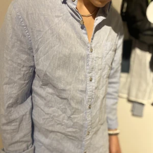 Linne skjorta - As snygg linneskjorta så gott som ny från dressman ny pris är 700 säljer för 250 även svår att få tag på linneskjortor som oftas är slut sålda Säljer pågrund av att jag för tillfället endast behöver pengar 