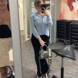 Skjorta - Blå vit randig skjorta ifrån hm i mjukare material, passar mig som har 36 å sitter fortfarande lite lösare