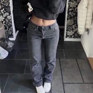 Zara jeans som inte säljs på hemsidan längre!😋 Säljer då dem tyvärr blivit för små för mig, använda 1-2 gånger så dem är fortfarande i nyskick ☺️💕