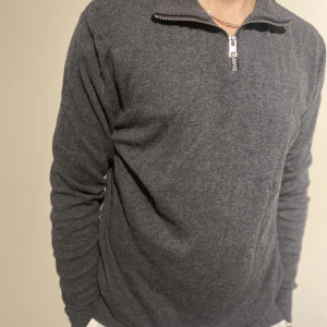 Zip turtle neck  - Najs tjock tröja att ha till hösten eller vintern inte så använd med tanke på att jag har andra typer av sånna här tröjor köpt från jack and jones 400 säljer för 100
