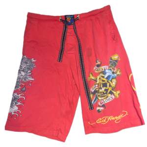 säljer mina super feta ed hardy shorts, super bekväma och bra skick! priset går att diskutera🤩