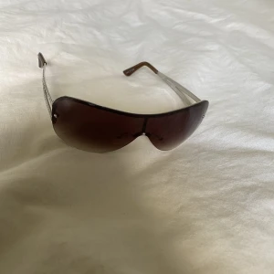 Y2k glasögon - Fina solglasögon med snygga detaljer på sidorna! Väldigt fint skick 