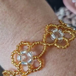 Handgjort armband  - Jätte fint blommigt armband🫶 Måten på det e ungefär 20cm.