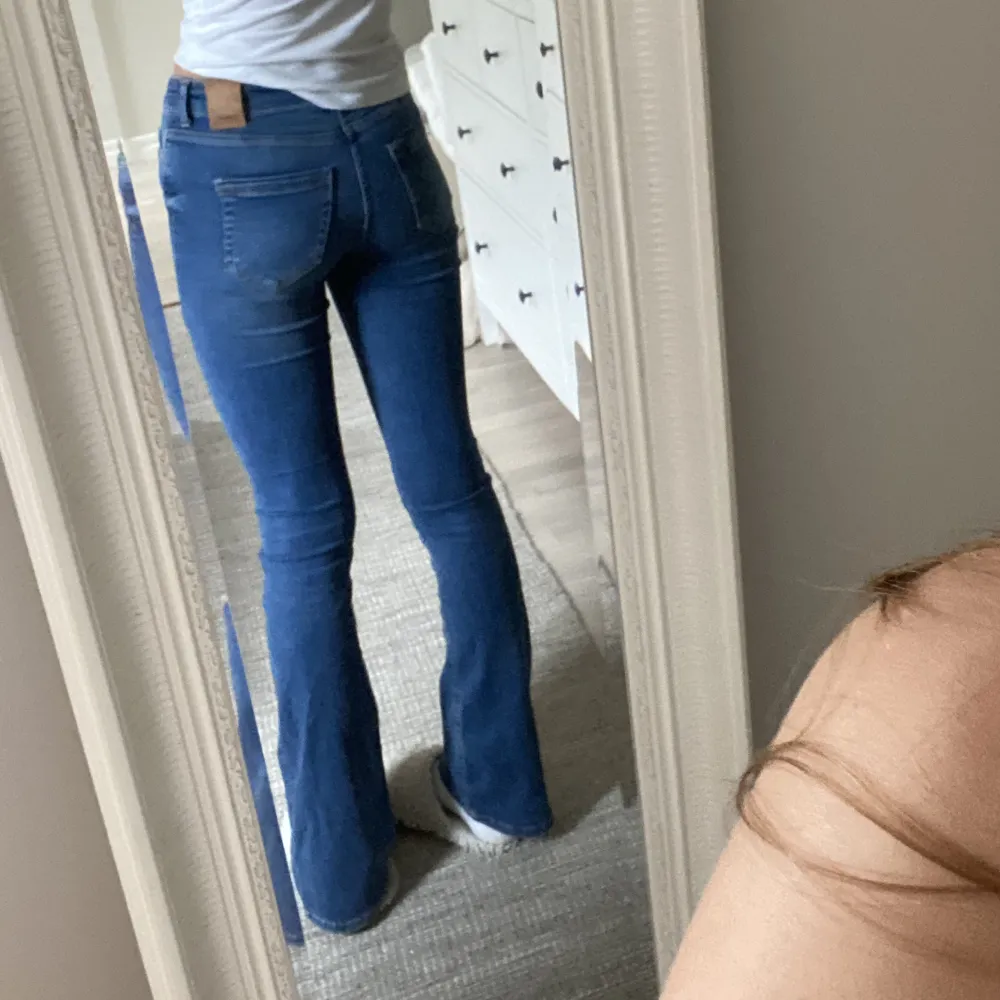 Säljer dessa blåa bootcut jeans från about you men märket är only, storleken är XS och längden är 32. Säljer då de inte kommer till användning längre.🩷 Priset är 200kr + frakt och jeansen har inga defekter! Skriv privat om du har några funderingar. Jeans & Byxor.