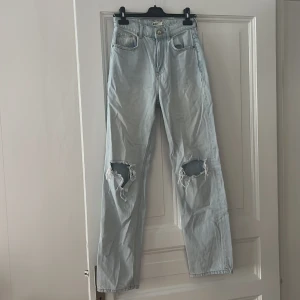 Jeans från ginatricot - Ljusblåa jeans i storlek 34. Lite använda, men väldigt bra skick.