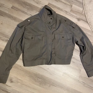 Olivgrön vår/höst jacka - Storlek M men går att användas för mindre om man vill få en oversized look. Använd fåtalet gånger och mycket bra skick. Frakt ingår ej.