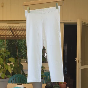 Trekvartsbyxor - Vita trekvartsbyxor i storlek 160/small från lingon och blåbär. Det finns två små fläckar på varsitt ben men annars i väldigt fint skick.  Kan mötas i Eskilstuna eller skickas på posten.