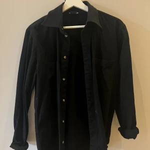 Svart jeansskjorta - Svart jeansskjorta i strl S och i gott skick