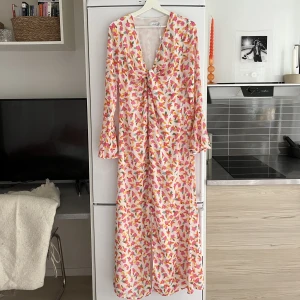Långklänning  - En blomning långklänning från vila, oanvänd med prislappen kvar☀️ Storlek 40, bara att skriva om du har några frågor!