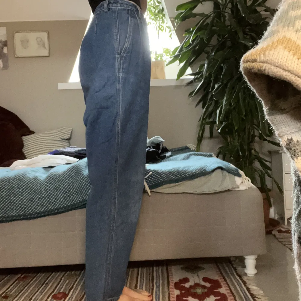 Ett par tunna 80-tals jeans. Säljer dom för att jag inte riktigt gillar passformen🌼. Jeans & Byxor.