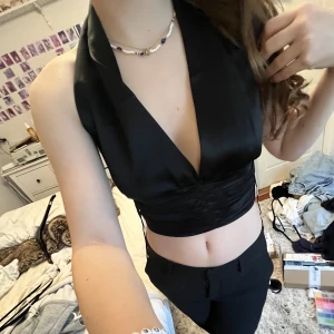 Halter siden topp - Svart Festtop i fejksiden, bar rygg 