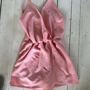 Rosa DM shortsdress - Söt shortsdress med linnetopp Aldrig använd 