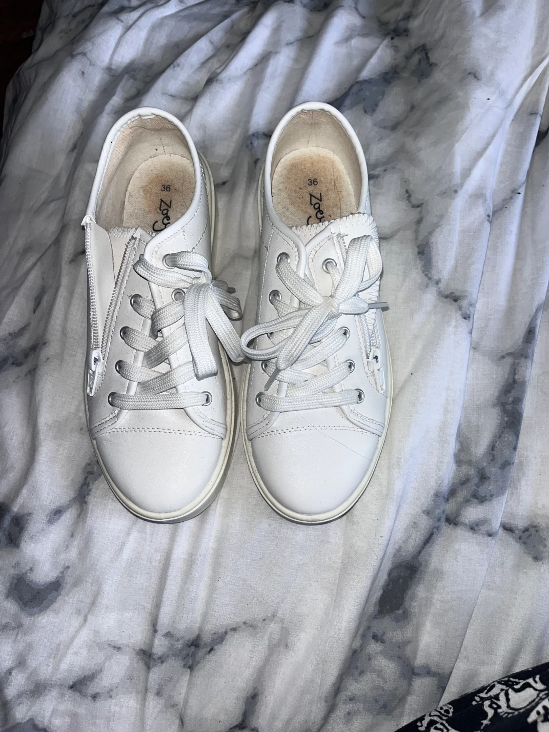 Nya vita skor - 90