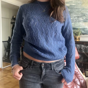 Stickad tröja  - Så fin blå stickad tröja. Passar XS-M men står xs. Jag har S i vanliga fall. Lite nopprig i tyget 