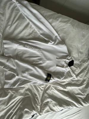 Stone island hoodie  - Säljer just nu min fräscha stoneisland hoodie skick 10/10 Priset är inte hugget i sten! Original pris 3000