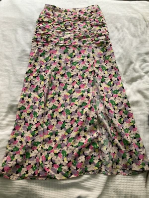 Blommig maxikjol - Kjol från h&m i fint blommigt mönster. Med två slitsar. Knappt använd och i bra skick. Säljes pga för liten