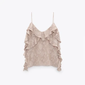 Zara topp med volang  - Säljer min nästintill nya zara topp, inga defekter alls och knappast använd då den inte riktigt är min stil. Pris kan diskuteras☺️