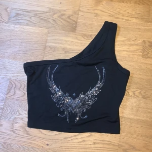 Linne - Säljer det här rhinestone linnet från Shein. Helt oanvänt. Alla rhinestones sitter kvar! Köpt för 70kr🤍