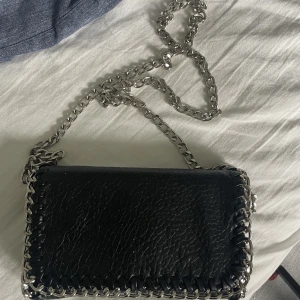 Tiamo väska  - Intressekoll på min Tiamo väska! Antar att det är den minsta🙈Köpt på Scorett för 450kr, köptes i April och använts under sommaren men fint skick! Frak tillkommer. Hör av er vid intresse. Kan även tänkas byta mot en större (L)💕