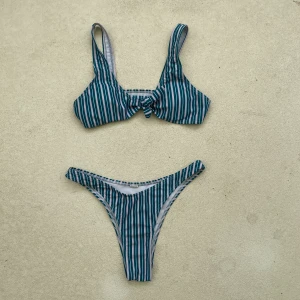 Randig bikini - Fin bikini från Romwe. Använt några gånger men i bra skick! Det är en rosa färg, inte vit. Står S men passar xs bäst enligt mig!💖