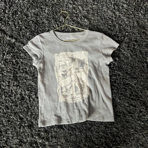 T-shirt med tryck  - T-shirt med tryck från Brandy Melville, använd ganska många gånger men fortfarande fint skick☺️