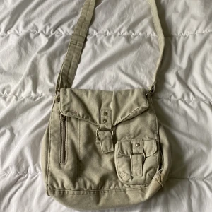 Vintage väska  - En vintage grå väska som hängs på Axlar eller runt om. Den är bra men en av fikorns missar saken som man drar. Haft den för 5 monader. 