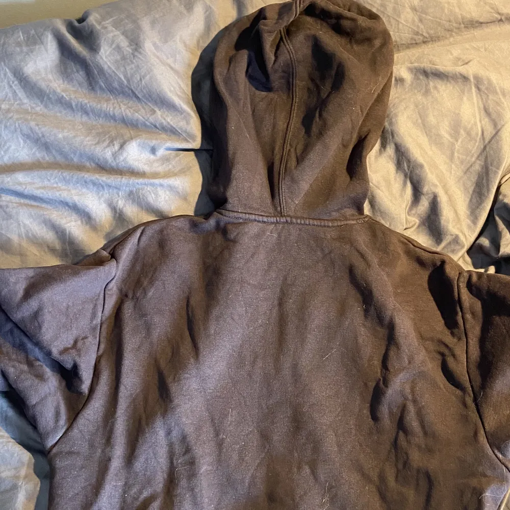 Brun hoodie i bra skick, knappt använd i storlek xs. Säljer då den blivit för liten. . Hoodies.