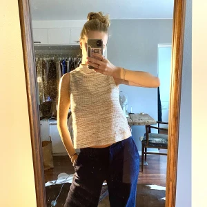 Ärmlös topp - Jättefin blus/topp med gulddetaljer. Helt oanvänd men köpt på Sellpy