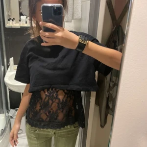 Croppad t-shirt - LÅNAD BILD!! Croppad t-shirt som är skitsnygg att ha över ett linne!! Storlek L, men passar mig som brukar ha s! Hör av dig vid frågor eller om du är intresserad🤍