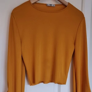 Set blus/kjol - Sett från zara storlek S.  Använt endast en gång. 