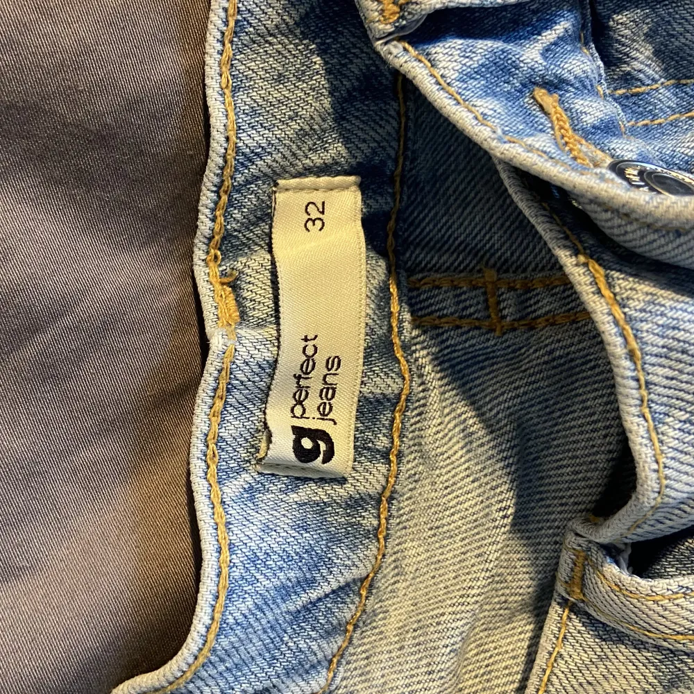Ljusblå jeans i stl 32. Bra skick, men säljer då de är lite för långa för mig. . Jeans & Byxor.