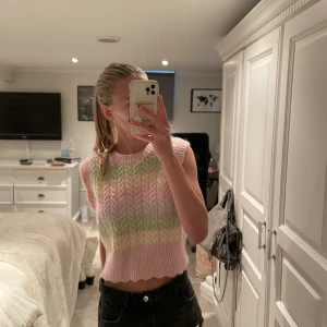 Stickad Zara väst - Säljer min stickade Zara väst då den inte kommer till användning längre. Så fint & härligt plagg nu till hösten Köparen står för frakten