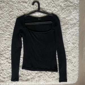 Topp från gina tricot - Festtopp från Gina Tricot i stl S, sparsamt använd