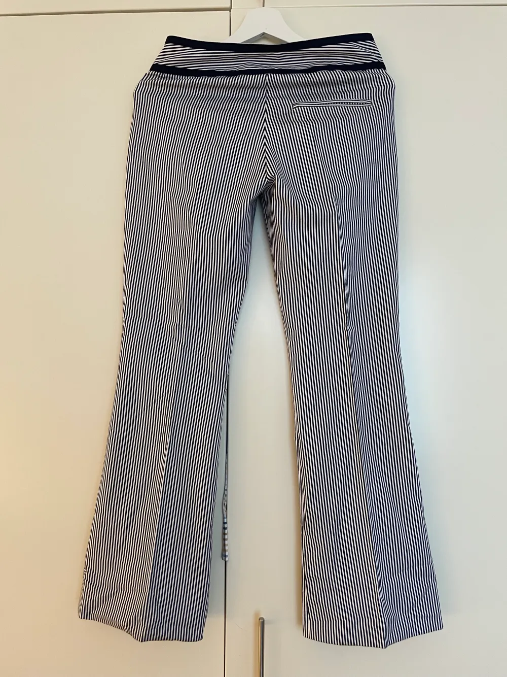 Low waist/ low rise marin/ vit randiga byxor storlek 36 från Divided/ H&M. Jättefint skick!. Jeans & Byxor.